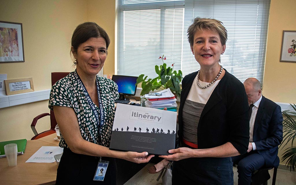 Bundesrätin Simonetta Sommaruga zeigt zusammen mit der Direktorin der griechischen Asylbehörde, Maria Stavropoulou, ein Exemplar des Bildbands The Itinerary