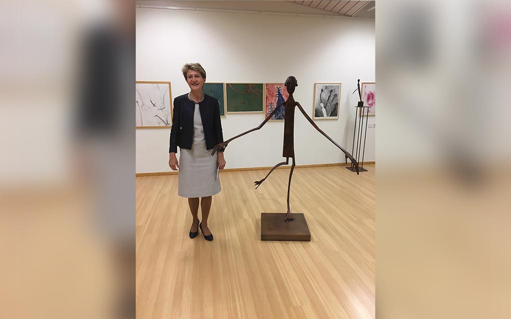 Bundesrätin Simonetta Sommaruga mit einer Skulptur von Alberto Giacometti