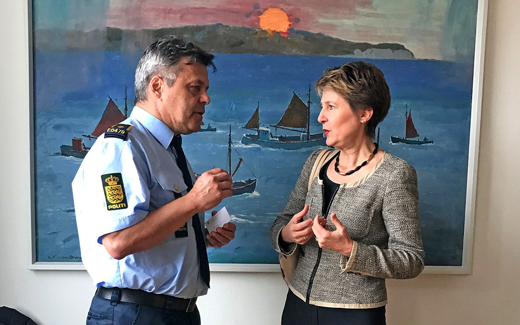 La conseillère fédérale Simonetta Sommaruga s’entretient avec un policier danois