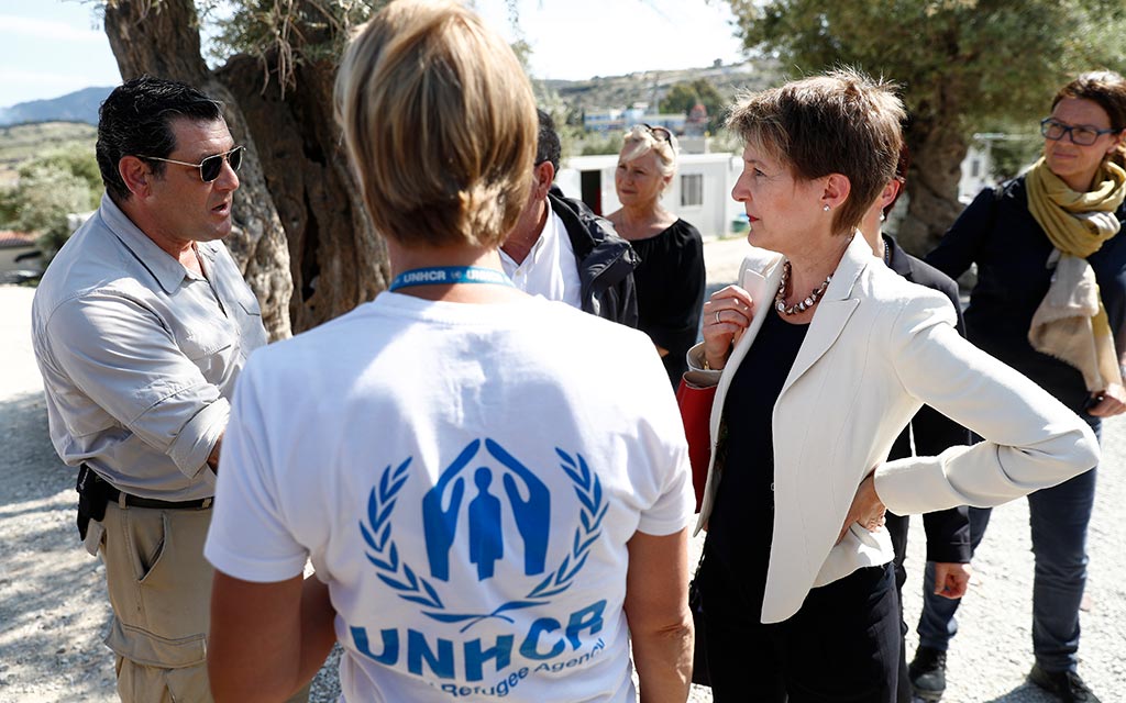 La conseillère fédérale Simonetta Sommaruga en discussion avec le directeur du camp de réfugiés de Kara Tepe, Stavros Myrogiannis, et une collaboratrice du HCR