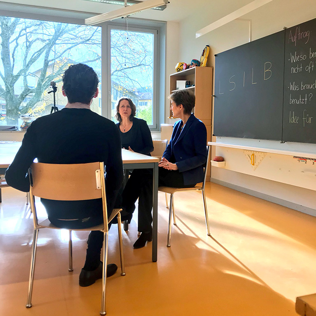 La conseillère fédérale Simonetta Sommaruga en discussion avec des spécialistes