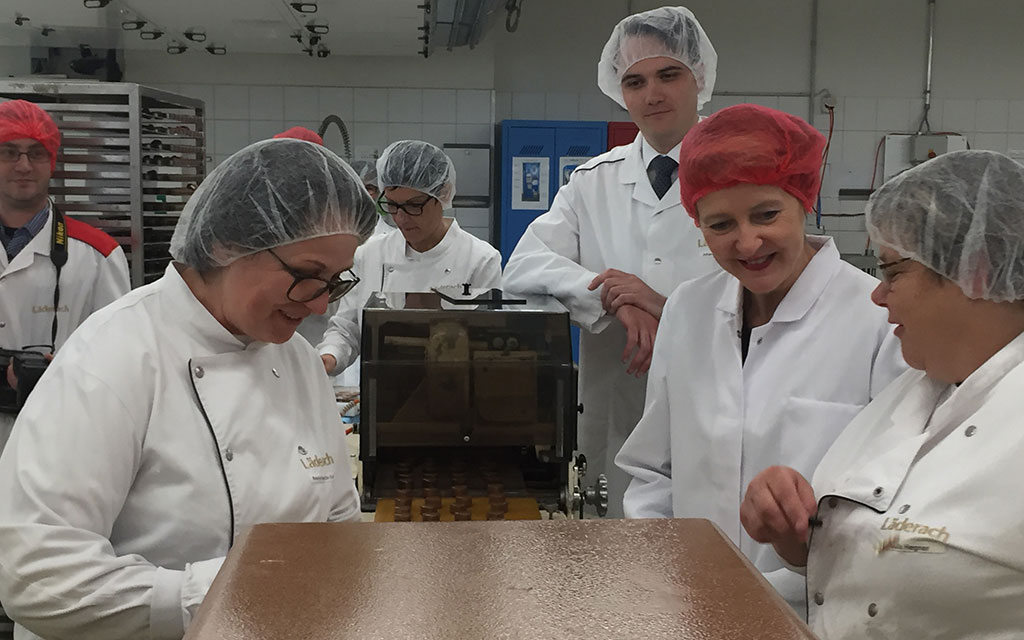 Fête du travail : la conseillère fédérale Simonetta Sommaruga a rencontré des employés du chocolatier Läderach à Ennenda (GL)