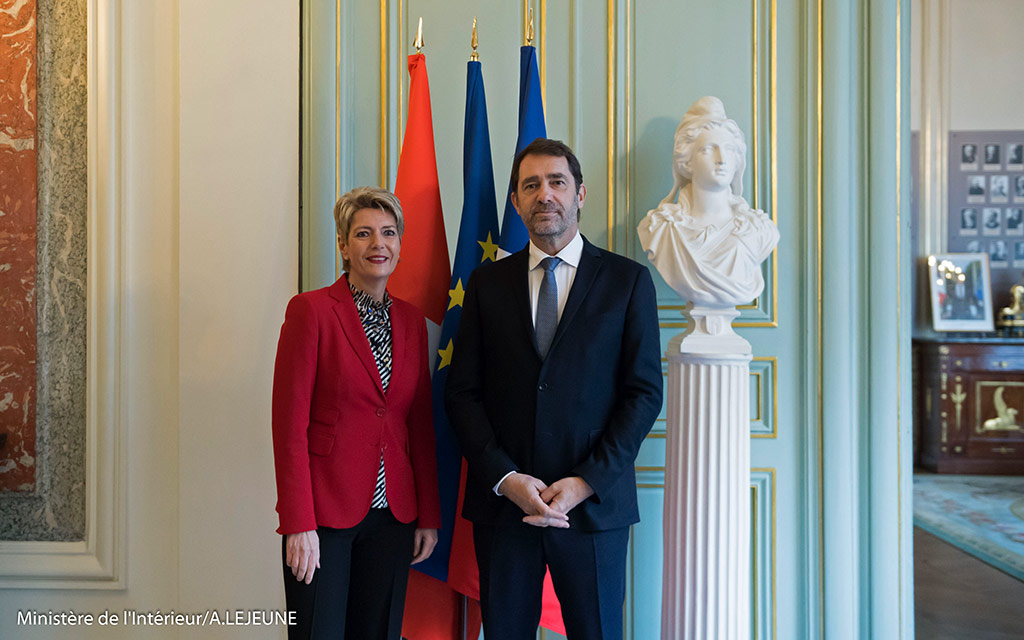 La conseillère fédérale Karin Keller-Sutter avec son homologue français Christophe Castaner