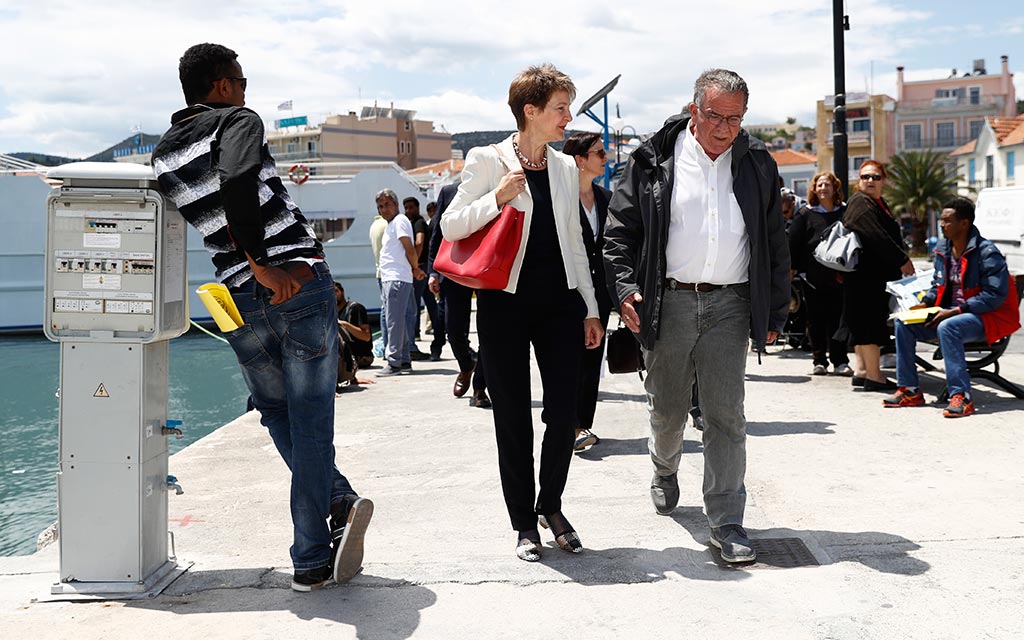 Durante una visita al porto di Mytilene a Lesbos la consigliera federale Simonetta Sommaruga discute con il ministro greco della migrazione Ioannis Mouzalas