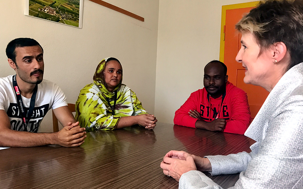 La consigliera federale Simonetta Sommaruga discute con alcuni richiedenti l’asilo