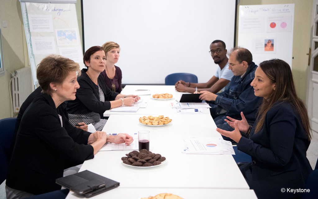 La consigliera federale Simonetta Sommaruga e Sana Bousbih, direttrice dell’organizzazione Terre d’Asile Tunisie, discutono al tavolo dei colloqui