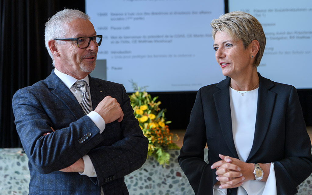 Bundesrätin Karin Keller Sutter im Gespräch mit Regierungsrat Martin Klöti, Präsident der SODK
