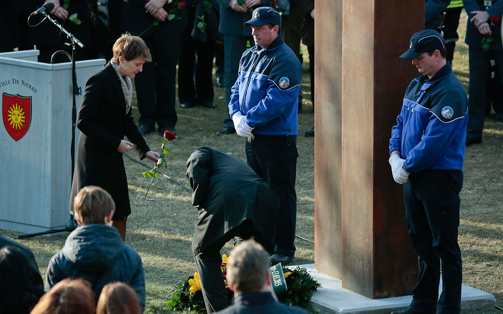 President of the Swiss Confederation Simonetta Sommaruga dedicates memorial to the victims of the coach disaster in Sierre (Photo: State Chancellery Canton of Valais)