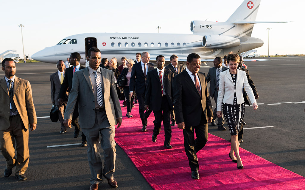 La présidente de la Confédération Simonetta Sommaruga est accueillie à l’aéroport d’Addis Abeba par le président éthiopien Mulatu Teshome (photo: Keystone/Dominic Steinmann)