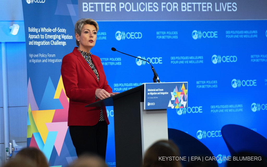 La conseillère fédérale Karin Keller-Sutter prononce le discours d’ouverture du Forum de l’OCDE sur les migrations et l’intégration à Paris