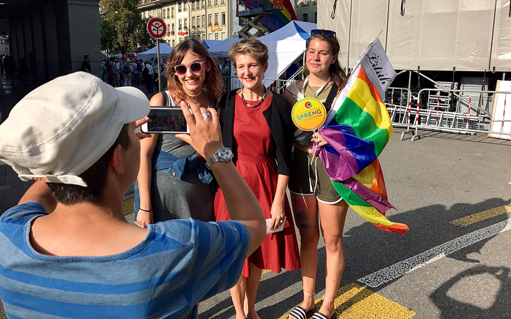 La conseillère fédérale Simonetta Sommaruga pose pour une photo avec deux participantes à la manifestation