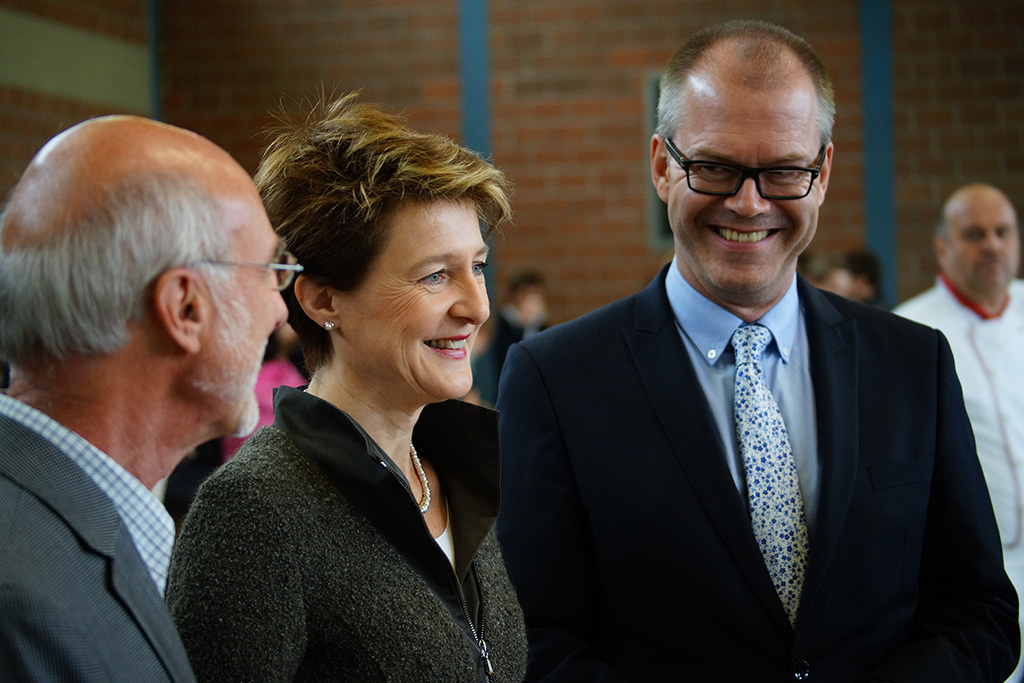 La conseillère fédérale Simonetta Sommaruga et Christoph Schmitt, directeur du gymnase d’Immensee (Photo: Sandro Portmann)