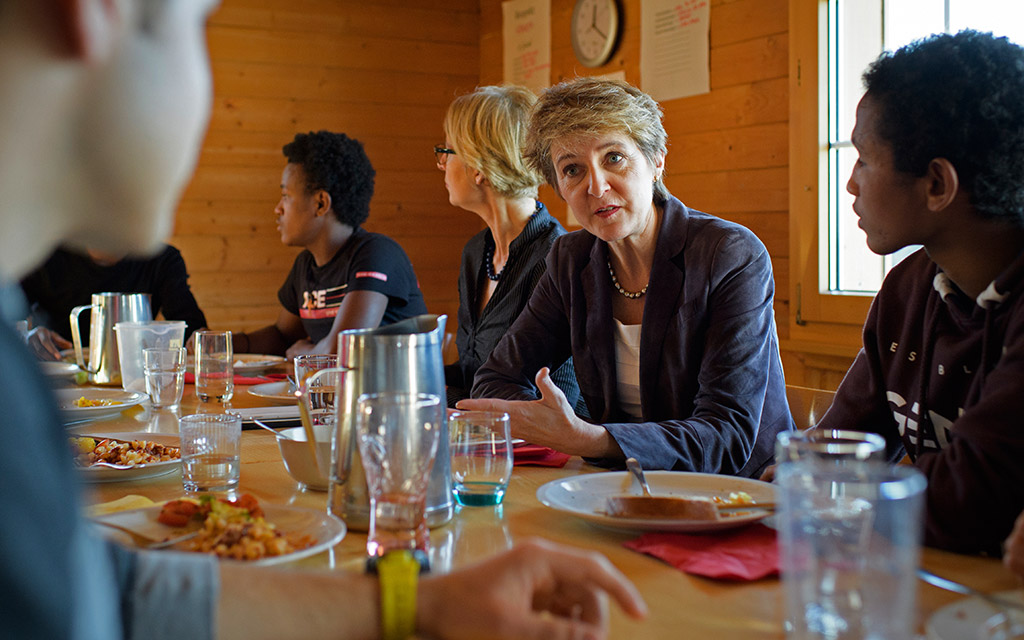 La conseillère fédérale Simonetta Sommaruga partage un repas avec des requérants d’asile mineurs non accompagnés