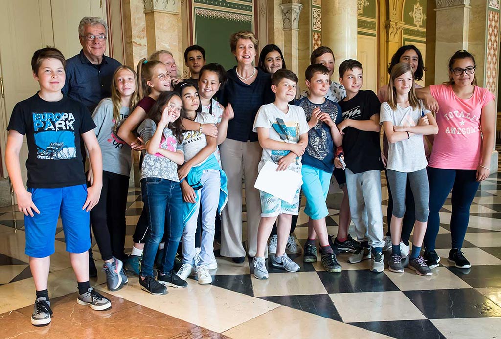 Photo de classe avec la conseillère fédérale au Palais fédéral ouest