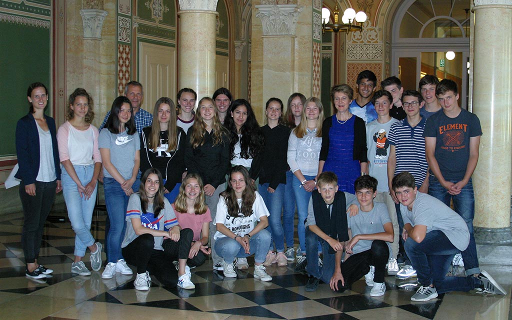 Photo de classe avec la conseillère fédérale au Palais fédéral ouest