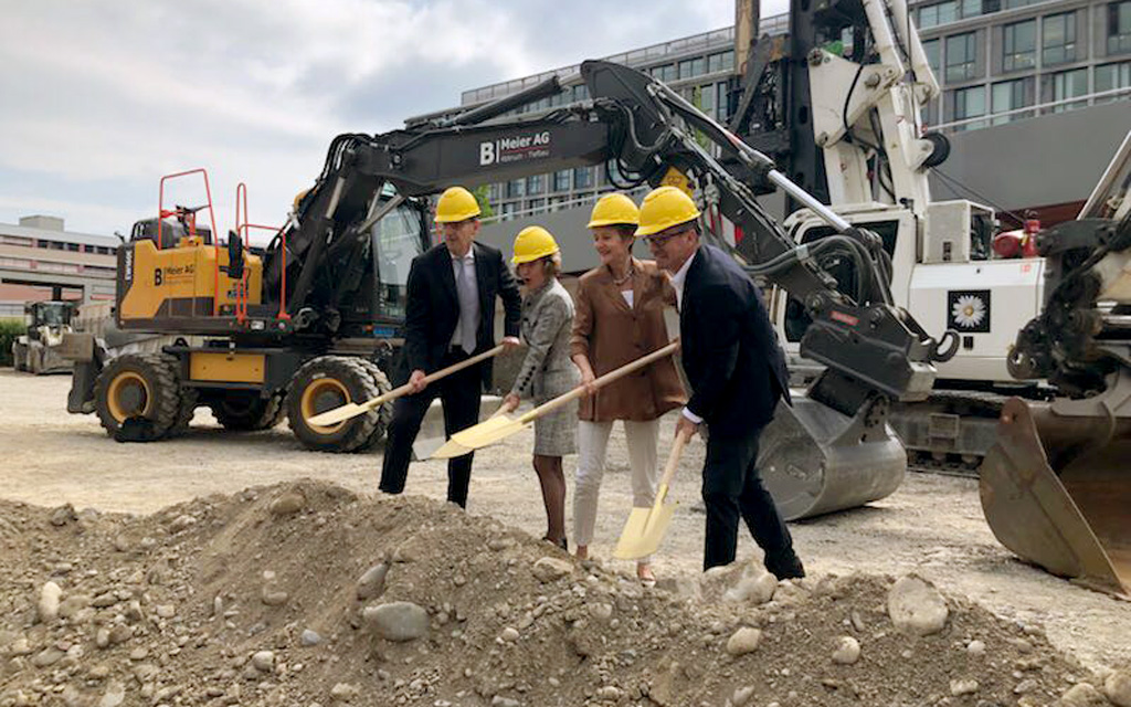 Pose de la première pierre du futur centre fédéral pour requérants d’asile à Zurich: la conseillère fédérale Simonetta Sommaruga, le conseiller d’État Mario Fehr, la maire Corine Mauch et le conseiller municipal Raphael Golta