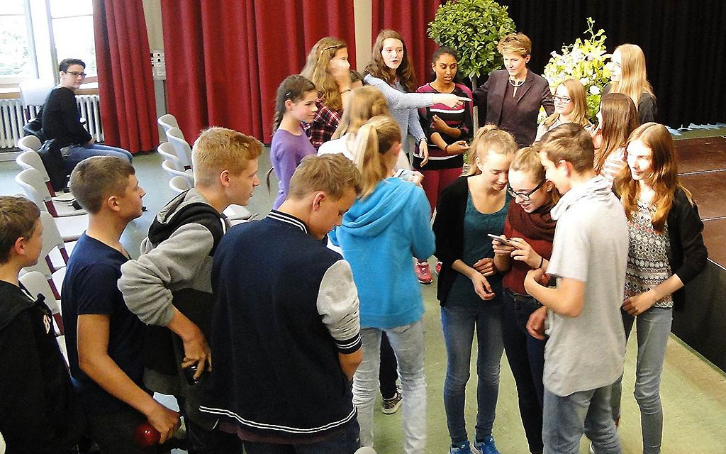 La présidente de la Confédération en pleine discussion avec les écoliers (photo : centre scolaire Kreuzfeld 4)