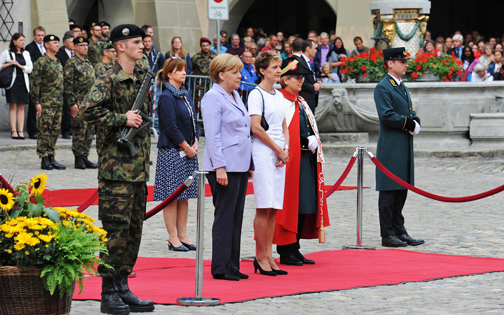 Les honneurs militaires sur la place de la cathédrale (Photo: CF)