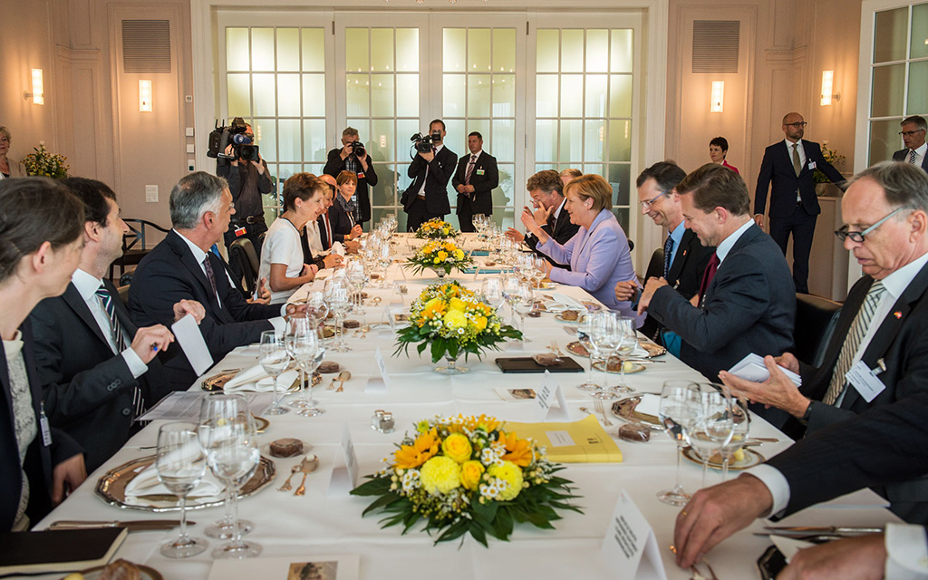 Les délégations réunies autour d’un repas de travail (Photo: CME)