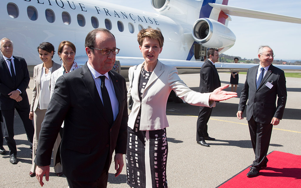 La présidente de la Confédération, Madame Simonetta Sommaruga, accueille le président de la République française, Monsieur François Hollande, à l’aéroport de Berne-Belp