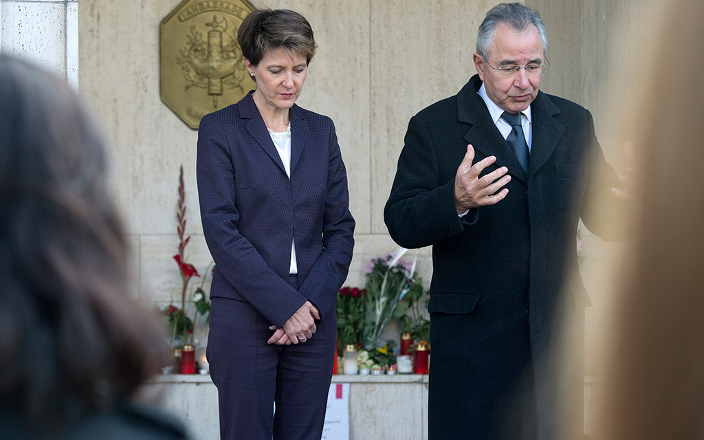 La presidente della Confederazione Simonetta Sommaruga e l’ambasciatore francese René Roudaut davanti all’Ambasciata di Francia a Berna mentre osservano il minuto di silenzio in memoria delle vittime degli attacchi terroristici di Parigi (Foto: Keystone, Lukas Lehmann)