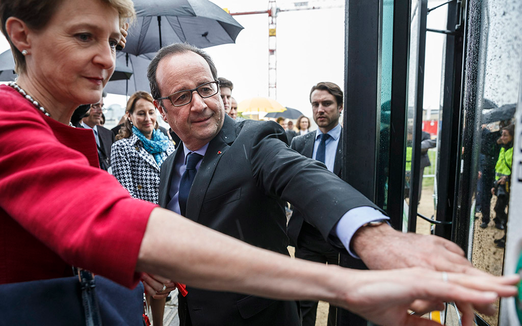 Politecnico federale di Losanna: la presidente della Confederazione Simonetta Sommaruga e il presidente François Hollande alle prese con un veicolo autosemovente (Foto: Keystone)