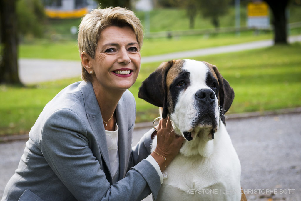 La consigliera federale Keller-Sutter assume il ruolo di madrina di Zeus, un cane San Bernardo di sei mesi.