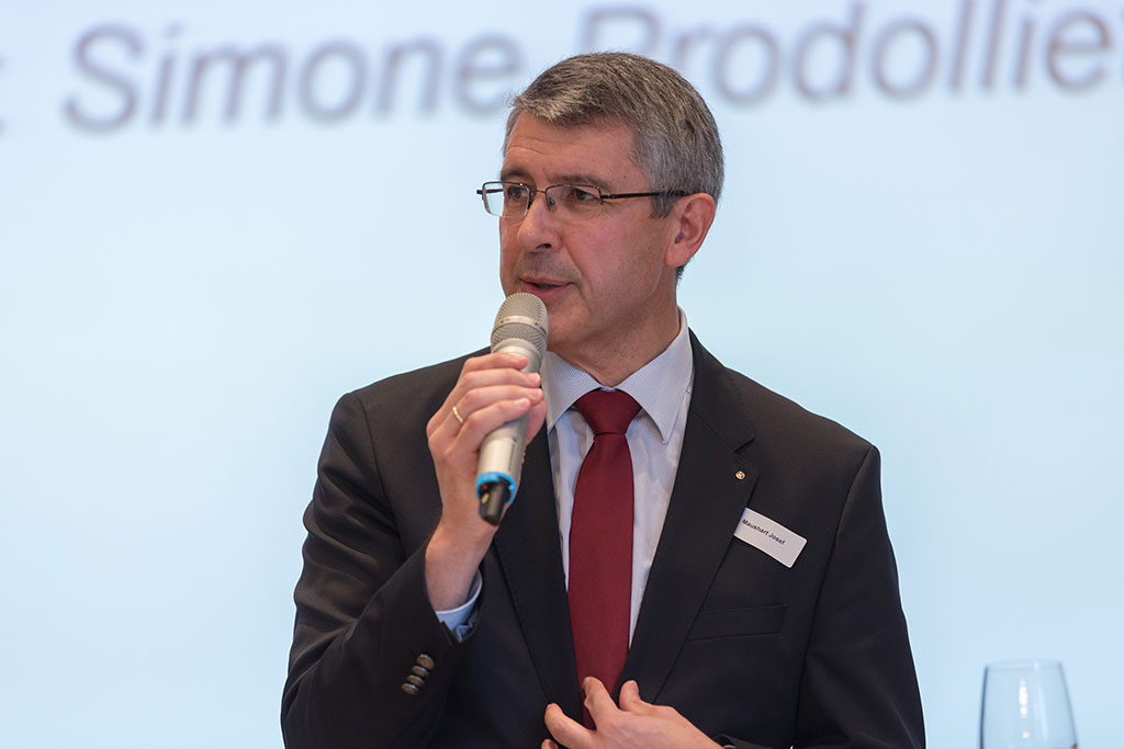 Josef Maushart, CEO der FRAISA Gruppe in Bellach, hält sein Referat