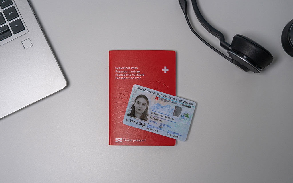 Ein Mann hält den Schweizer Pass in der Hand