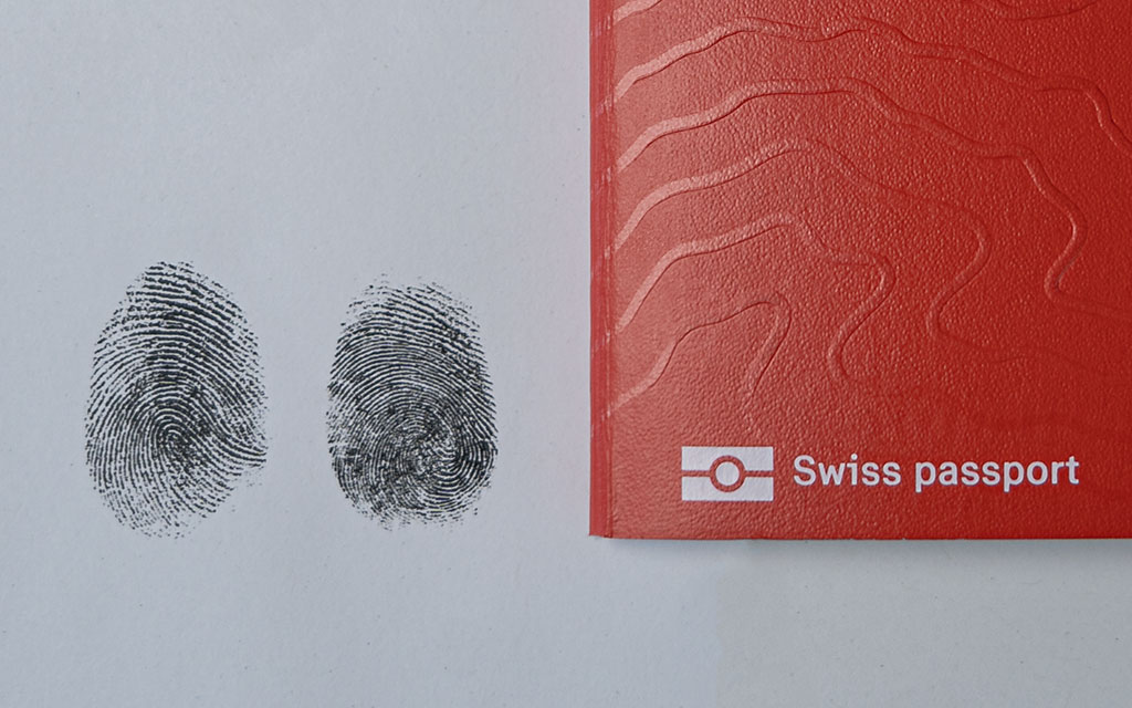 Schweizerpass und zwei Fingerabdrücke