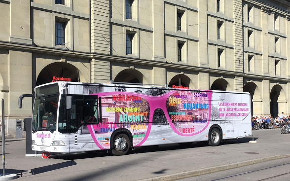 Le bus d’information au public sur la traite d‘êtres humains à Berne devant le Kornhaus.