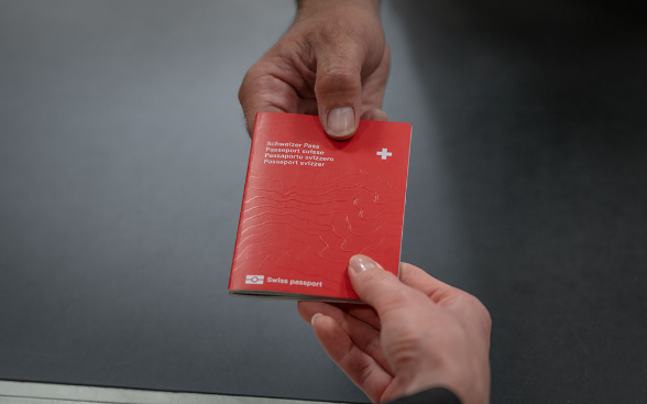 Commander un passeport et une carte d'identité suisses par téléphone ou en vous rendant au bureau cantonal des passeports