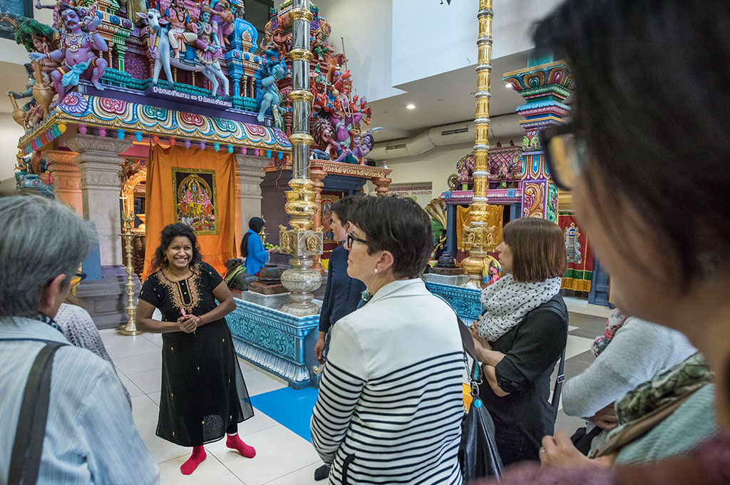 Des femmes visitant un temple tamoul en Suisse.